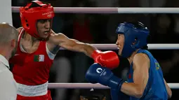 Imane Khelif yang menjadi sorotan karena kontroversi gender di Olimpiade 2024, menang angkat mutlak 5-0 atas Liu. (Mauro PIMENTEL / AFP)