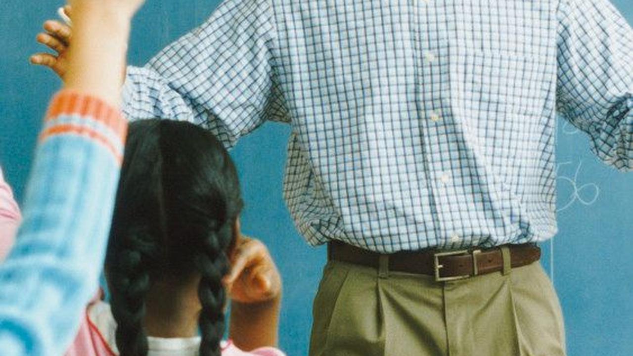 <b>40. Jika ditanya pekerjaan apa yang paling mulia, tentu jawabannya adalah guru. Mereka yang membantu mendidik dan mencerdaskan kehidupan manusia. Terima kasih guru.</b>