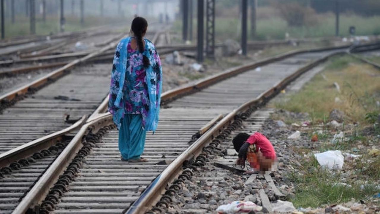 Minim sanitasi, warga India nekat buang air besar di pinggir rel