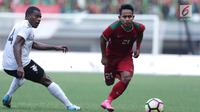 Gelandang Timnas Indonesia, Andik Vermansyah (kanan) lolos dari kawalan pemain Fiji, Epeli Saukuru pada laga persahabatan di Stadion Patriot Candrabhaga, Bekasi, Sabtu (9/2). Laga berakhir imbang 0-0. (Liputan6.com/Helmi Fithriansyah)