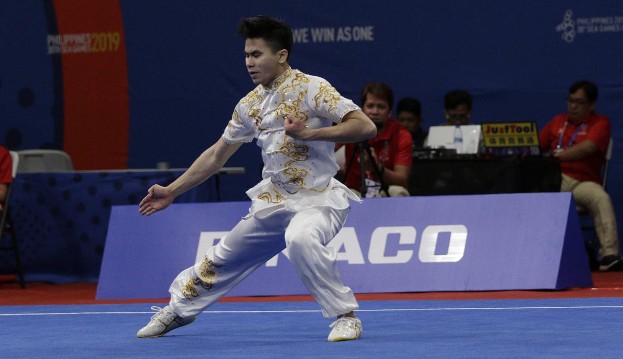 Atlet wushu Indonesia, Edgar Xavier, beraksi pada SEA Games 2019 cabang wushu nomor Taoulu Chanquan di World Trade Center, Manila, Minggu (1/12). Mendapat nilai 9,59, dirinya gagal meraih medali. (Bola.com/M Iqbal Ichsan)