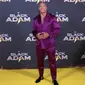 Dwayne Johnson berpose untuk fotografer saat tiba pada pemutaran perdana film 'Black Adam' di London, Inggris, 18 Oktober 2022. Dwayne Johnson memamerkan tubuh kekar bertatonya dengan tidak memakai pakaian di dalam tuksedo yang dia kenakan. (Photo by Vianney Le Caer/Invision/AP)