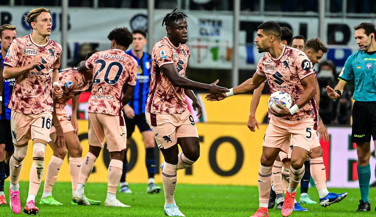 Torino memperkecil ketinggalan lewat gol Duvan Zapata pada menit ke-36. (Piero CRUCIATTI/A