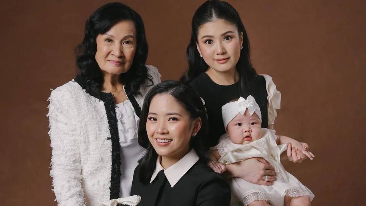 Inilah family potret terbaru Jessica Tanoe dan Valencia Tanoe bersama nenek dan putri mereka yang cantik menggemaskan.