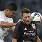 Pemain Real Madrid, Casemiro melakukan duel udara dengan pemain AC Milan, Bertolacci Andrea pada laga International Champions Cup 2015 di Shanghai, China, Kamis (30/7). (Reuters Aly Song)