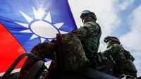 Tentara yang memegang bendera Taiwan terlihat saat latihan peningkatan kesiapsiagaan mensimulasikan pertahanan terhadap gangguan militer China jelang Tahun Baru Imlek di Kota Kaohsiung, Taiwan, 11 Januari 2023. China memperbarui ancamannya untuk menyerang Taiwan dan memperingatkan bahwa negara tersebut telah "bermain api". (AP Photo/Daniel Ceng)