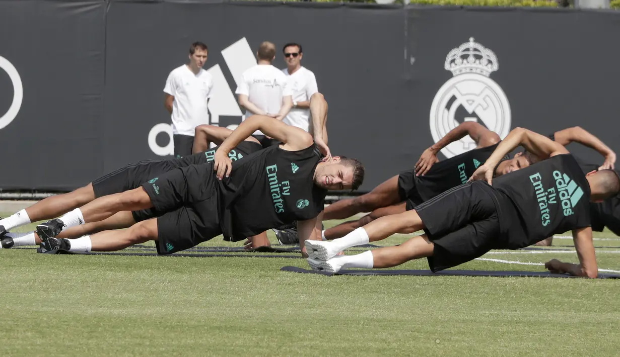 Gelandang Real Madrid, Mateo Kovacic, tampak serius saat latihan di Los Angeles, AS, Rabu (12/7/2017). Real Madrid akan menghadapi Manchester United dan Manchester City pada laga turnamen International Championship Cup. (EPA/Mike Nelson)