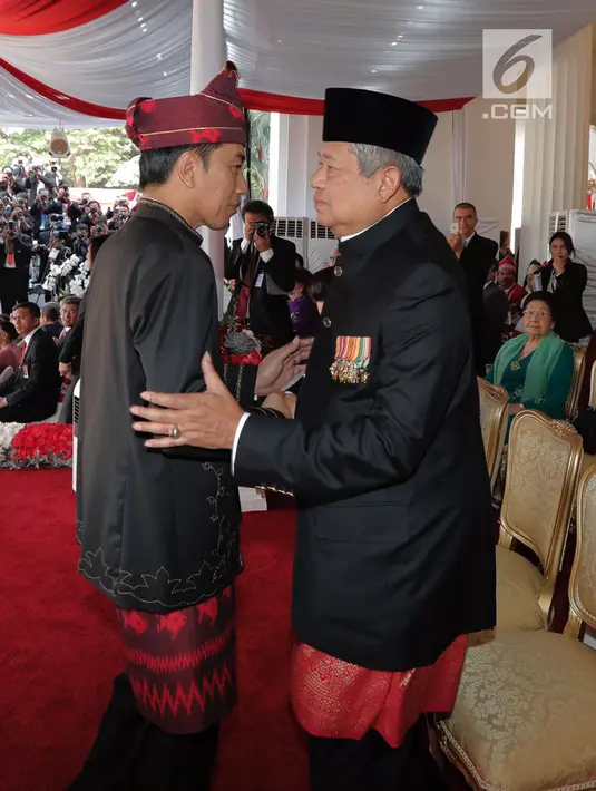 Presiden RI Joko Widodo berbincang dengan Presiden ke 6 RI, Susilo Bambang Yudhoyono dan Any Yudhoyono jelang Upacara HUT Kemerdakaan RI ke 72 di Istana Merdeka, Kamis (17/8). (Liputan6.com/via Anung Anindhito)
