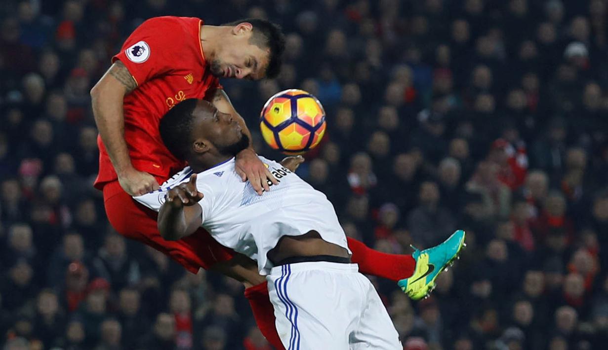 Bek Liverpool, Dejan Lovren, duel udara dengan penyerang Sunderland, Victor Anichebe. The Reds lebih menguasai jalannya laga dengan penguasaan bola mencapai 69 persen. (Reuters/Lee Smith)