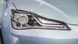 Lampunya sudah mengadopsi teknologi full LED. Khusus lampu utamanya sudah dilengkapi dengan projector LED. Desainnya pun terbilang sipit namun tidak futuristis seperti sebuah mobil listrik masa depan. (Source: paultan.org)