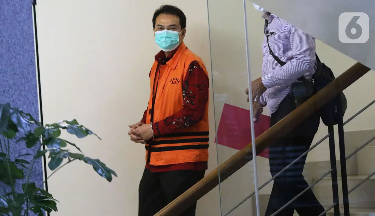 Mantan Wakil Ketua DPR RI, Azis Syamsuddin (kiri) usai menjalani pemeriksaan di Gedung KPK, Jakarta, Senin (22/11/2021). KPK memeriksa Azis Syamsuddin sebagai tersangka dalam kasus dugaan pemberian suap pencairan anggaran DAK Kabupaten Lampung Tengah tahun 2017. (Liputan6.com/Helmi Fithriansyah)