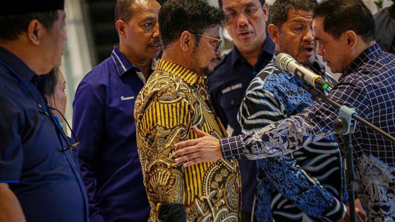SYL memerintahkan bawahannya untuk melakukan penarikan dari eselon 1 dan eselon 2 dalam bentuk uang tunai, transfer bank hingga pemberian barang dan jasa.<br>