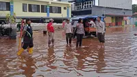 Kapolsek Sunda Kelapa Polres Pelabuhan Tanjung Priok Kompol Riza Sativa meninjau Banjir ROB di kawasan Sunda Kelapa pada Minggu (25/12/2022). (Dok. Liputan6.com/Ady Anugrahadi)