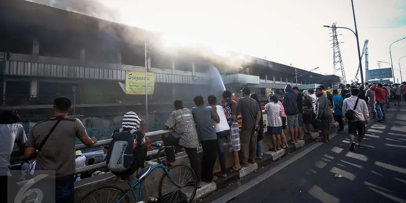 20170119-Warga Menonton Kebakaran Pasar Senen-Jakarta