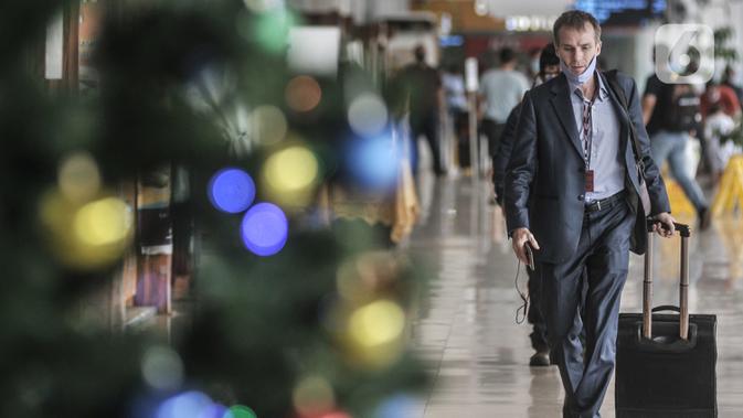 Seorang warga negara asing (WNA) terlihat di Bandara Halim Perdanakusuma, Jakarta, Kamis (17/12/2020). Pemerintah mewajibkan penumpang yang ingin keluar masuk Jakarta untuk melakukan rapid test antigen mulai 18 Desember 2020 - 8 Januari 2021. (merdeka.com/Iqbal Nugroho)