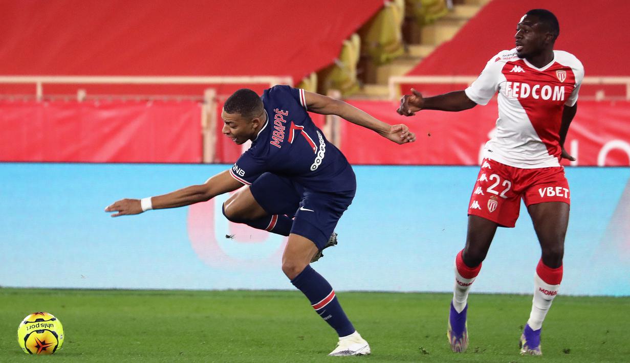Penyerang PSG, Kylian Mbappe, Berebut bola dengan Gelandang AS Monaco, Youssouf Fofana, pada laga lanjutan Liga Prancis di Stadion Stade Louis II, Sabtu (21/11/2020) dini hari WIB. PSG takluk 2-3 oleh AS Monaco. (AFP/Valery Hache)