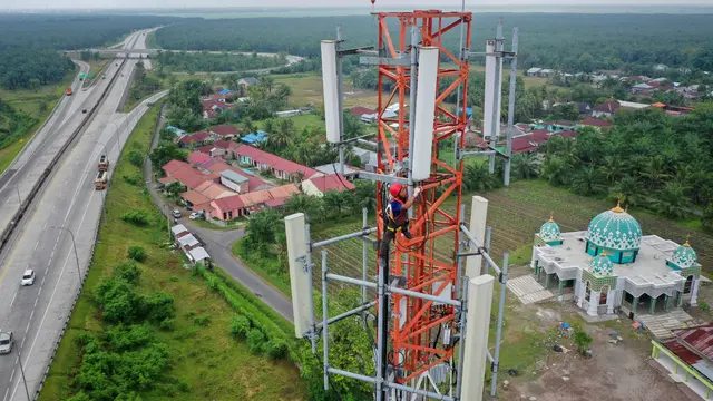 Seorang teknisi XL Axiata sedang melakukan pemeliharaan perangkat BTS (Base Transceiver Station) di sebuah tower seputaran Tol Trans Sumatera yang menghubungkan Kota Medan. Credit: XL Axiata