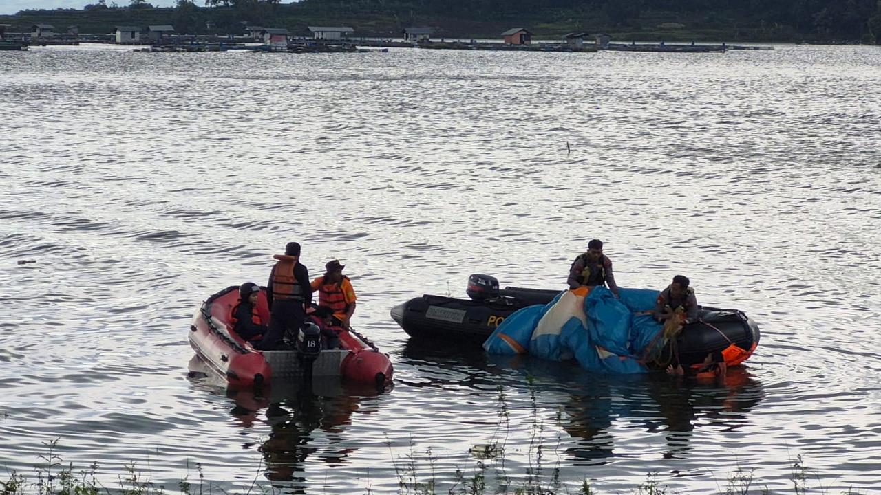 Dua Orang Wisatawan Penerbang Paralayang Jatuh di Waduk Gajah Mungkur