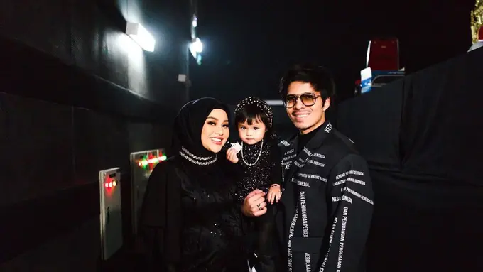 Atta Halilintar, Aurel Hermansyah, dan baby Ameena. (Foto: Dok. Instagram @aurelie.hermansyah)