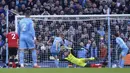 Selang enam menit kemudian, Manchester City kembali unggul 2-1. Kevin De Bruyne berhasil memanfaatkan bola muntah di muka gawang Manchester United usai dua kali percobaan dari Phil Foden dan Bernardo Silva. Skor 2-1 bertahan hingga babak pertama usai. (AP/Jon Super)