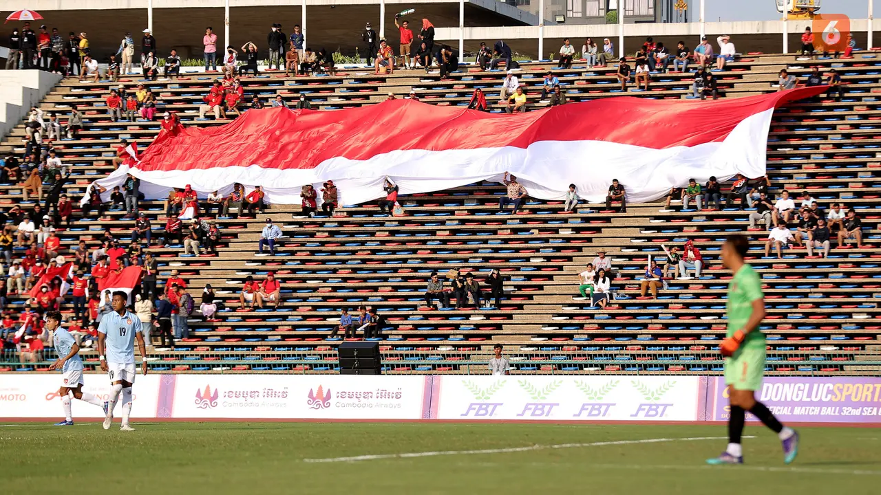 Foto: Bentangkan Bendera Merah Putih Raksasa, Begini Antusiasme Pendukung Timnas Indonesia U-22 saat Bantai Myanmar di SEA Games 2023