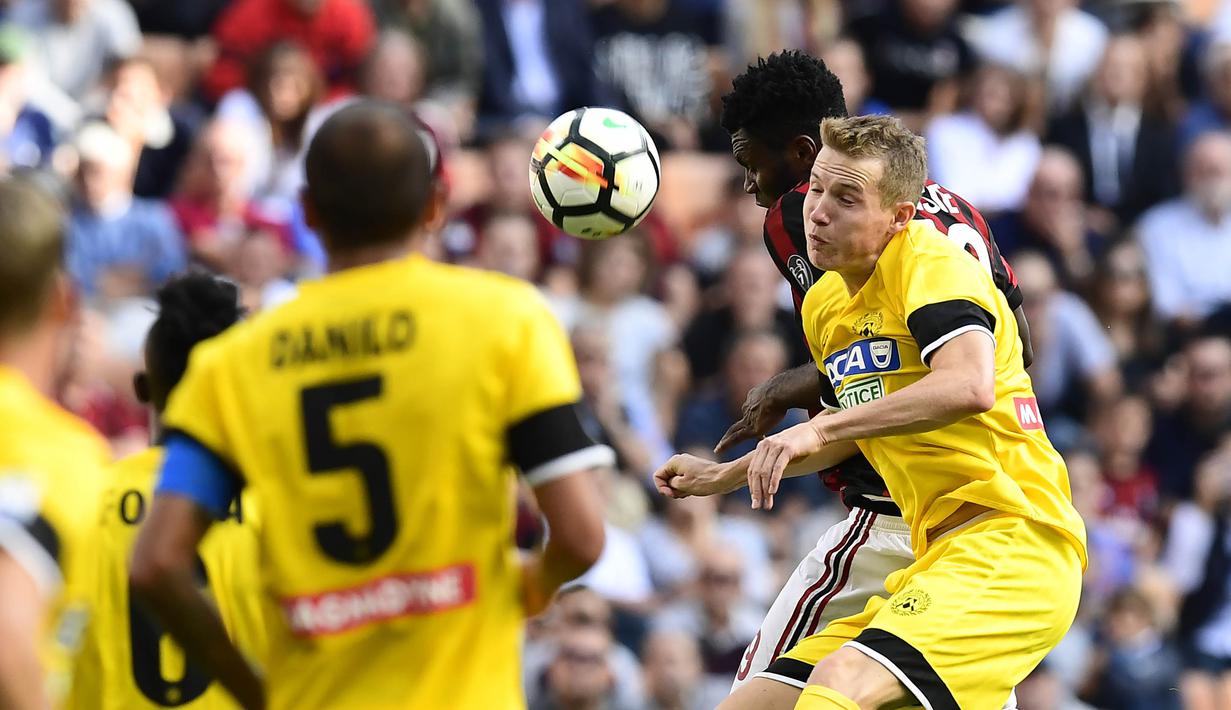 Gelandang AC Milan, Franck Kessie, duel udara dengan Gelandang Udinese, Jakub Jankto, pada laga Serie A di Stadion San Siro, Milan, Minggu (17/9/2017). AC Milan Menang 2-1 atas Udinese. (AFP/Miguel Medina)