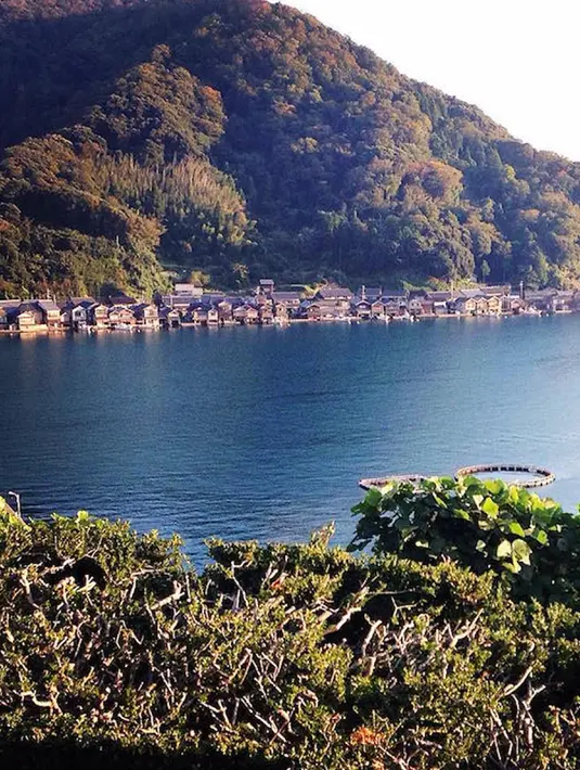 Penduduk yang menempati Ine Bay biasanya berprofesi sebagai nelayan yang biasanya memiliki perahu. Oleh karena itu, rumah dibangun sedemikian rupa agar memiliki tempat untuk menyimpan perahunya. (mymodernmet.com)