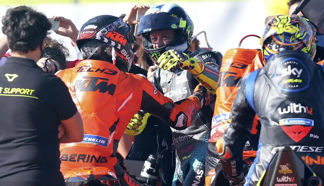 Hingga bubaran, Ducati tetap mendominasi podium 1-3, sementara Valentino Rossi finis di tangga ke-10 MotoGP Valencia, race terakhir dalam kariernya. (AP Photo/Alberto Saiz)