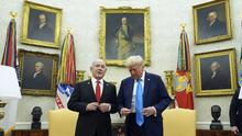 Presiden Amerika Serikat, Donald Trump, dan Perdana Menteri Israel, Benjamin Netanyahu, saat bertemu di Ruang Oval, Gedung Putih, Selasa (4/2/2025). (Dok. AP Photo/Evan Vucci)