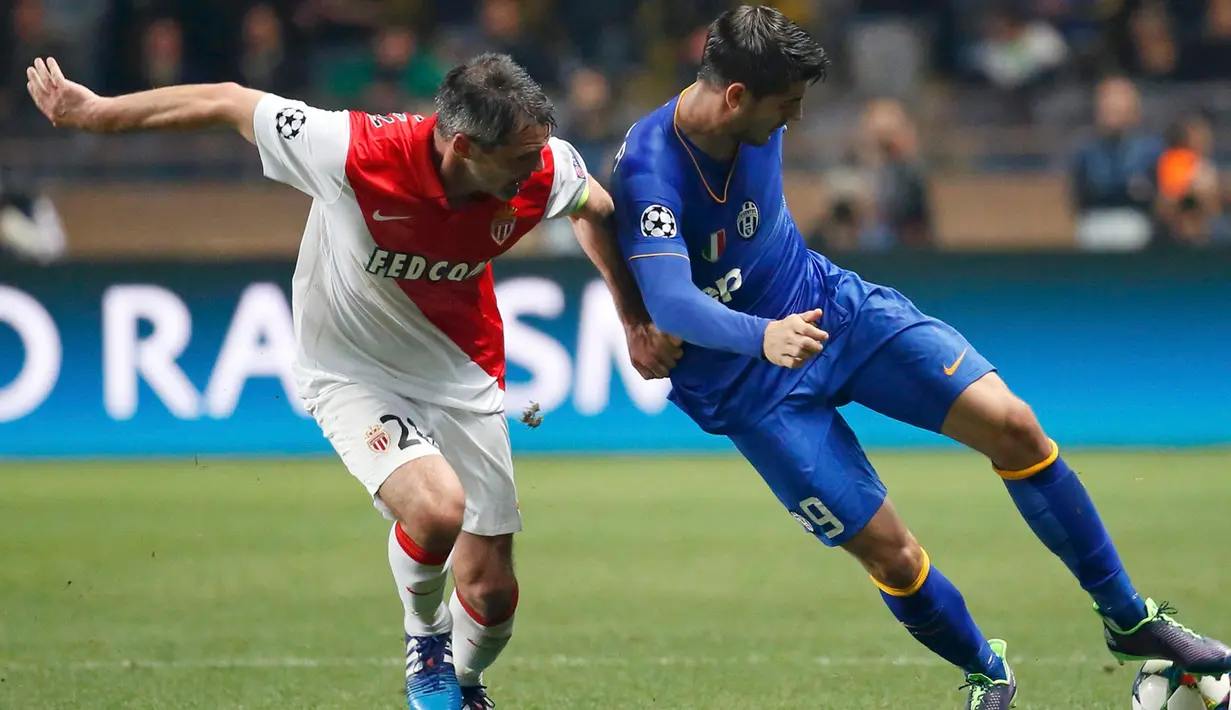 Penyerang Juventus, Alvaro Morata (kanan) mengontrol bola dari hadangan pemain AS Monaco Jeremy Toulalan di leg kedua 8 besar Liga Champions di Stade Louis II, Kamis (23/4/2015). AS Monaco bermain imbang 0-0 dengan Juventus. (Reuters/Eric Gaillard)
