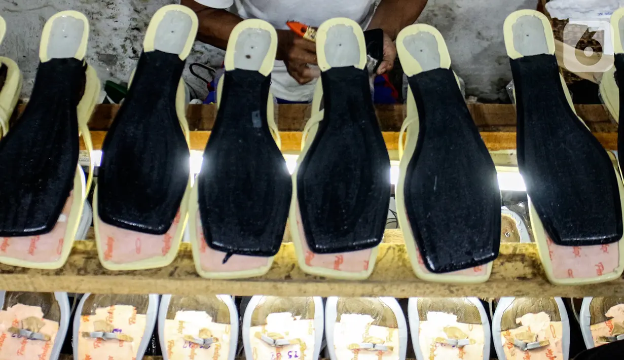 Proses produksi sepatu di Sentra Alas Kaki OB Shoes, Depok, Selasa (1/3/2022). Berdasarkan data Asosiasi Persepatuan Indonesia (Aprisindo), industri alas kaki mencatatkan nilai ekspor sebesar Rp 87,4 triliun sepanjang 2021 atau naik mencapai 28 persen (Liputan6.com/Johan Tallo)