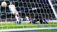 Pemain Real Madrid, Eder Militao (kiri) mencetak gol bunuh diri pada laga leg pertama semifinal Copa Del Rey 2022/2023 melawan Barcelona di Santiago Bernabeu, Madrid, Jumat (03/03/2023) WIB. Gol ini menjadi satu-satunya gol yang berhasil memenangkan Barcelona dengan skor 1-0. (AP Photo/Manu Fernandez)