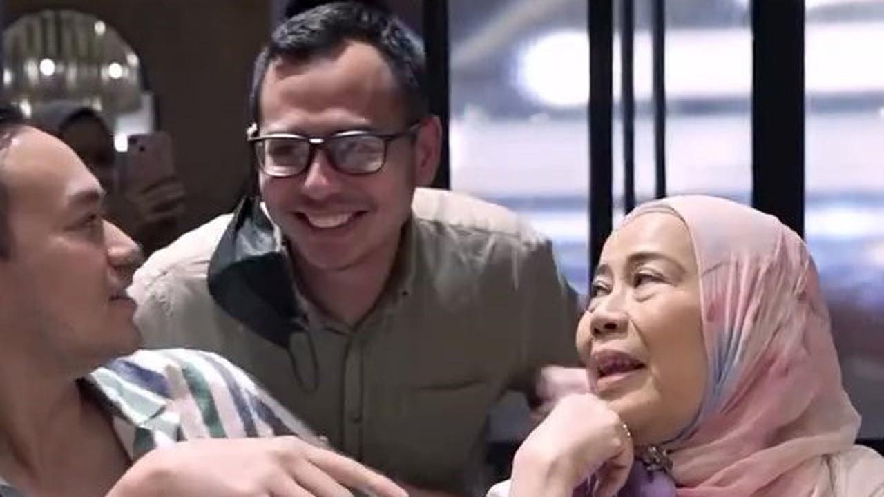 Tangis Haru Dewi Yull saat Dapat Kejutan dari Sang Anak Surya Sahetapy yang Lama Tak Pulang ke Indonesia