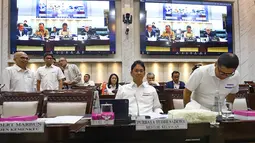 Kepastian tersebut dinyatakan Menteri Keuangan Purbaya Yudhi Sadewa saat rapat dengan Komisi XI Dewan Perwakilan Rakyat (DPR) Republik Indonesia (RI) di Kompleks Parlemen, Senayan, Jakarta, Senin (6/4/2026). Tampak dalam foto, Menteri Keuangan Purbaya Yudhi Sadewa (kedua kanan) sesaat sebelum rapat kerja bersama Komisi XI DPR di Kompleks Parlemen, Senayan, Jakarta, Senin (6/4/2026). (merdeka.com/Arie Basuki)