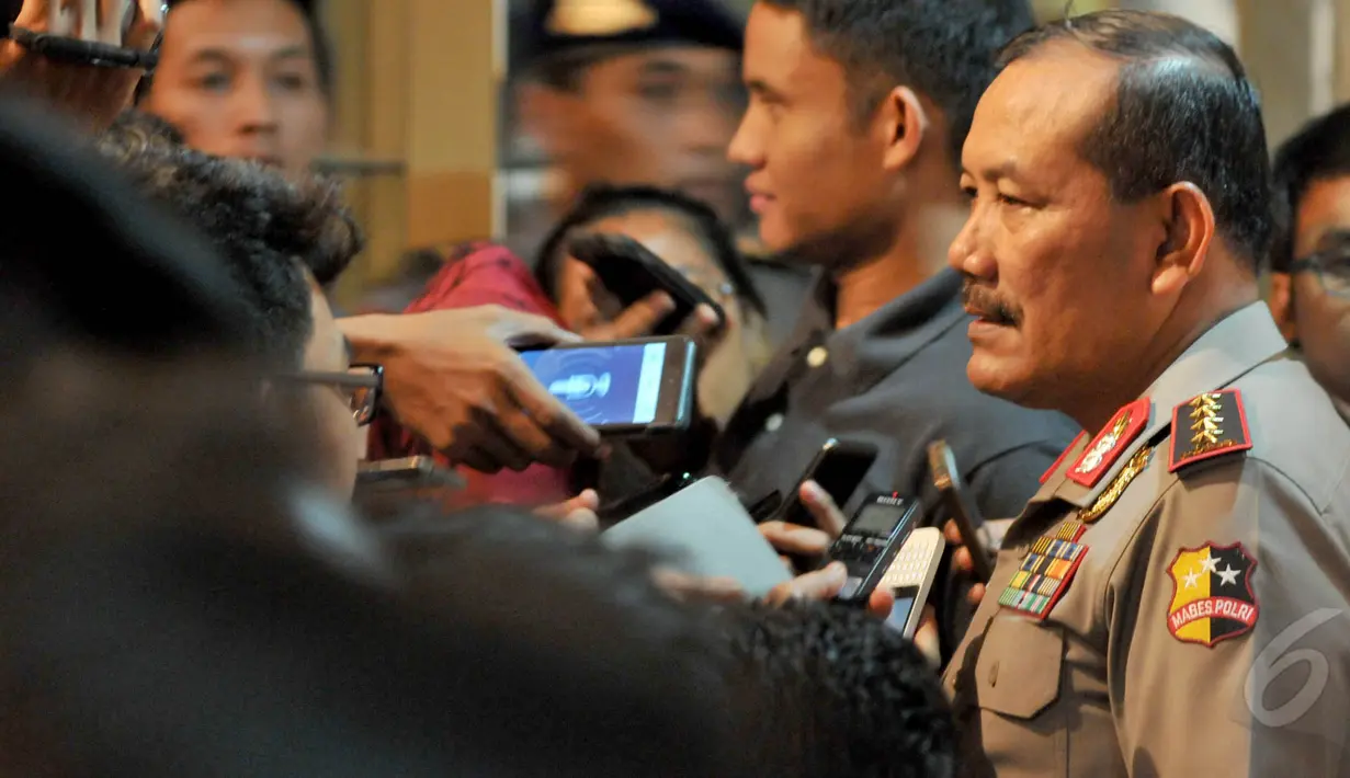 Kapolri Badrodin Haiti memberikan keterangan kepada beberapa awak media usai mengikuti rapat koordinasi terkait HAM di Gedung Kejaksaan Agung, Jakarta, Kamis (21/5/2015). (Liputan6.com/Andrian M Tunay)