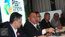 Ketua Umum PSSI, Edy Rahmayadi (kedua kiri) memberi keterangan usai penutupan kongres biasa di Jakarta, Kamis (10/11). Edy Rahmayadi menjadi Ketua Umum PSSI 2016-2020 setelah meraih suara 76 dari 107 pemilik hak suara. (Liputan6.com/Helmi Fithriansyah)
