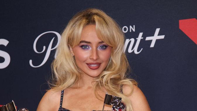 Makeup Artist Sabrina Carpenter Spill Rahasia Penampilan Sang Artis di Coachella 2026, Bak Boneka