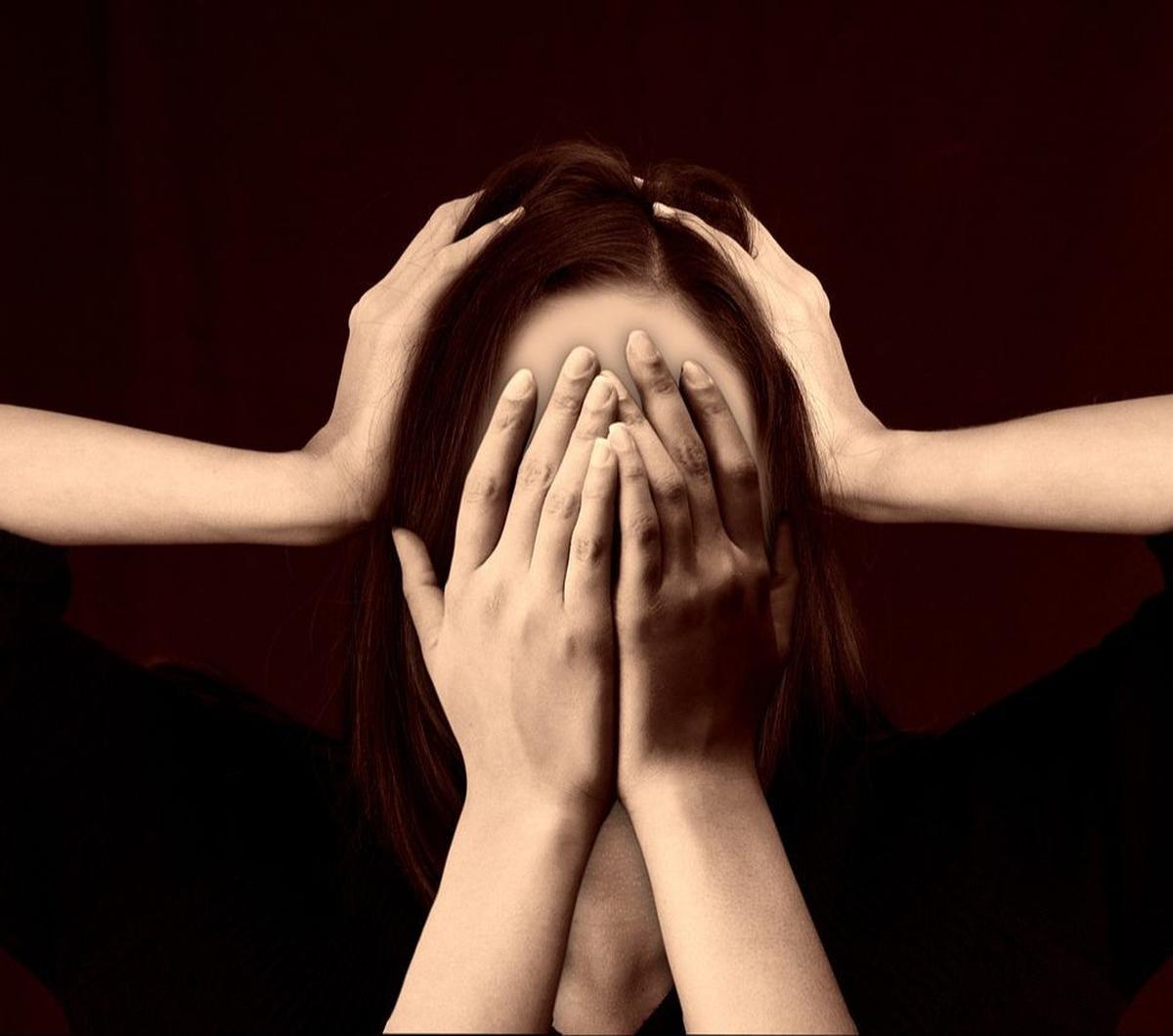 Wanita lebih rentan terhadap stroke karena hormon. Tingkat hormon, terutama estrogen, dapat mempengaruhi kekuatan pembuluh darah dan membuatnya lebih rentan terhadap robekan dan pembekuan darah.