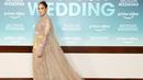 Jennifer Lopez berpose di pemutaran perdana film "Shotgun Wedding" di Los Angeles di TCL Chinese Theater di Hollywood, California (18/1/2023). Rambut coklat keemasannya disapu menjadi sanggul yang apik dan anggun, sementara kulitnya terpancar dengan riasan sempurna. (Emma McIntyre/Getty Images/AFP)