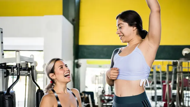 Strategi Perempuan Mengatasi Rasa Intimidasi di Gym saat Mulai Angkat Beban