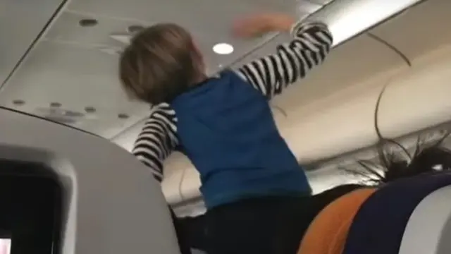 Seorang anak yang sangat aktif dalam pesawat.