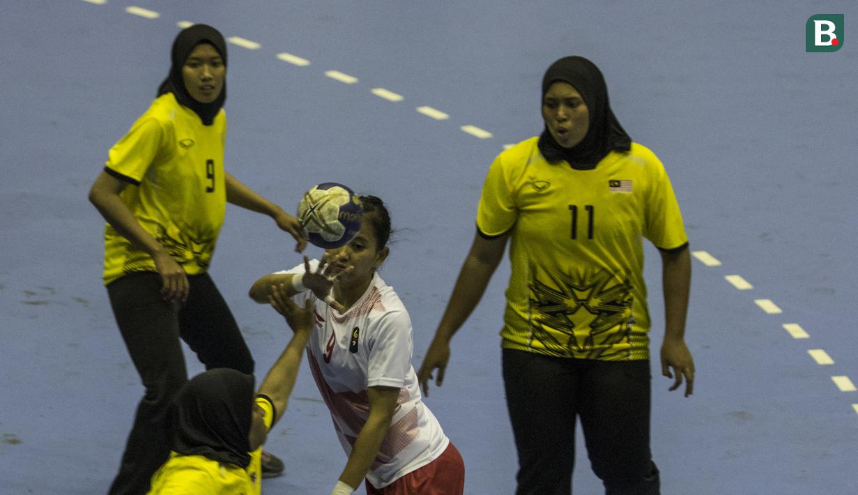 Atlet bola tangan Indonesia, Lia Apriliani, saat melawan Malaysia pada laga Asian Games 2018 di GOR Popki Cibubur, Jakarta Timur, Selasa (14/8/2018). Indonesia menang 23-15 atas Malaysia. (Bola.com/Vitalis Yogi Trisna)