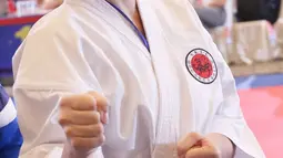 Atlet karate wanita negara Italia berpose pada acara pembukaan Kejuaraan Dunia Shotokan Karate-Do International Federation (SKIF) 2016 di JIExpo Kemayoran Jakarta, Sabtu (27/8). Karate World Championship diikuti 43 negara. (Liputan6.com/Immanuel Antonius)