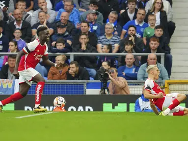 Penyerang Arsenal Leandro Trossard (kanan) berselebrasi setelah mencetak gol pembuka timnya ke gawang Everton pada pekan kelima Liga Inggris di stadion Goodison Park, Minggu (17/9/2023). (AP Photo/Jon Super)