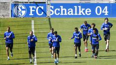 Para pemain FC Schalke 04 saat sesi latihan di Gelsenkirchen, Jerman, Rabu (23/4/2020). FC Schalke 04 menggelar sesi latihan setelah Bundesliga direncanakan akan kembali bergulir pada pada 9 Mei mendatang. (AP/Martin Meissner)