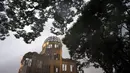 Pohon membingkai Kubah Bom Atom di Hiroshima, Jepang barat, Kamis (15/7/2021). 6 Agustus 2021, menandai peringatan 76 tahun pengeboman atom AS. (AP Photo/Eugene Hoshiko)