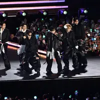 BTS tampil selama konser mereka di Gwanghwamun Square, Seoul, Korea Selatan, pada 21 Maret 2026. (KIM Min-Hee/POOL/AFP)