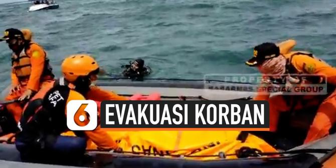 VIDEO: Tim SAR Gabungan Evakuasi Kantong Berisi Bagian Tubuh Korban Sriwijaya Air