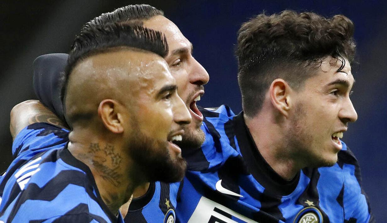 Para pemain Inter Milan merayakan gol yang dicetak oleh Danilo D'Ambrosio ke gawang Fiorentina pada laga Seria A di Stadion Giuseppe Meazza, Minggu (27/9/2020). Inter Milan menang dengan skor 4-3. (AP/Luca Bruno)