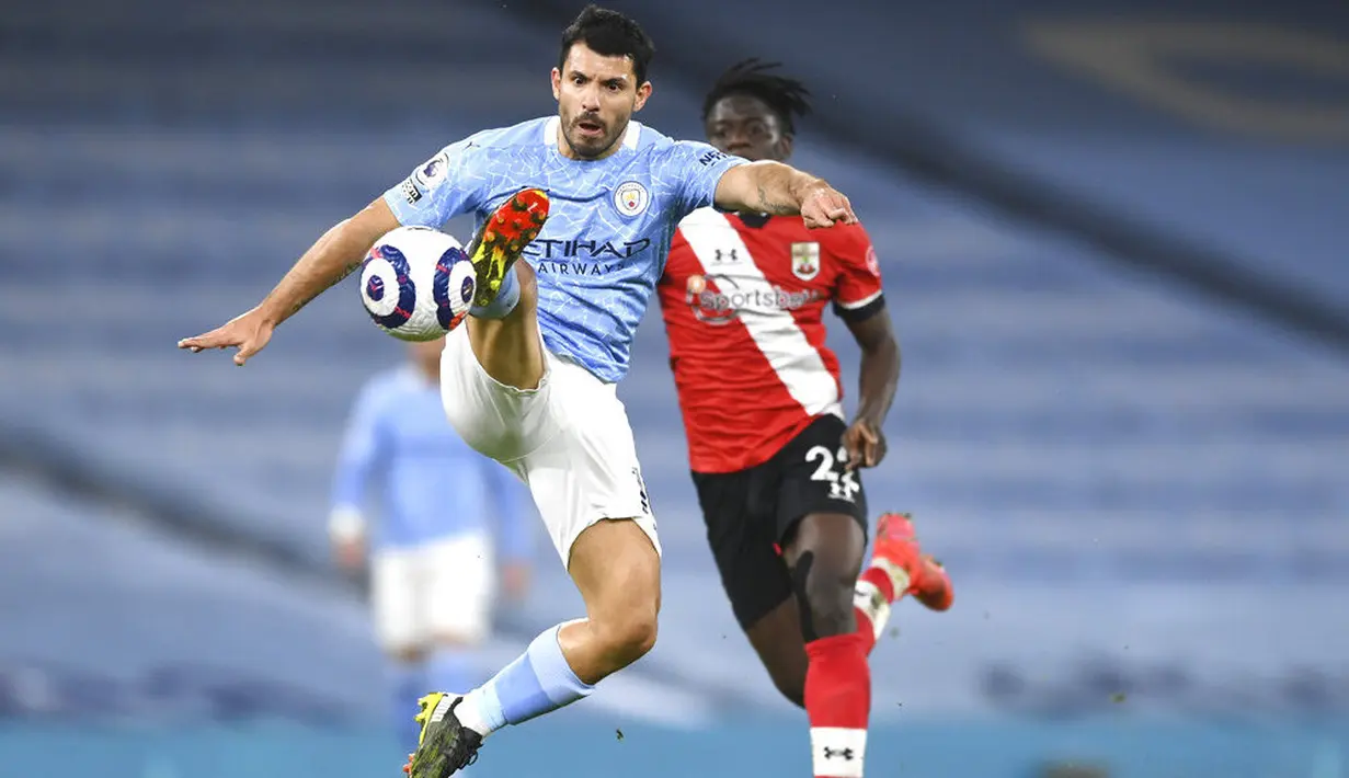 Striker Manchester City, Sergio Aguero, mengontrol bola saat melawan Southampton pada laga Liga Inggris di Stadion Etihad, Kamis (11/3/2021). City menang dengan skor 5-2.  (Gareth Copley/Pool via AP)